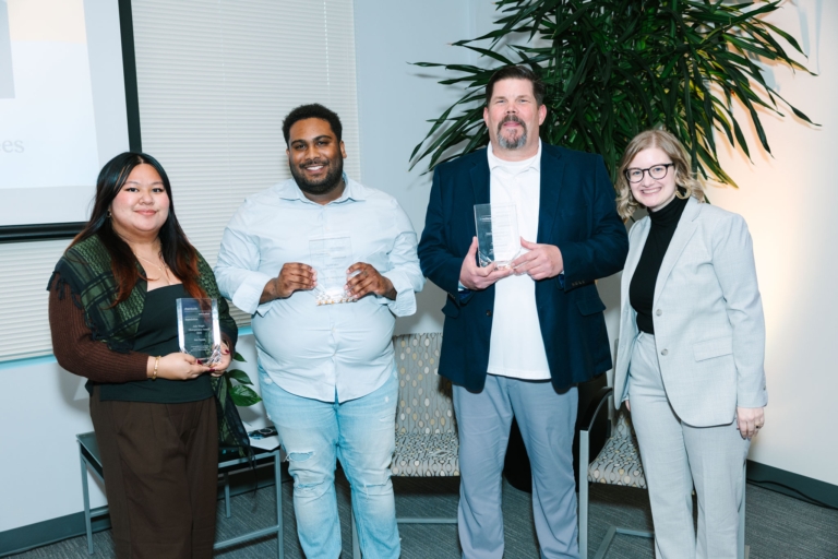 Ann Guiam, Armond Corshawn Lee, Rob Kirker posan con Caroline Damon