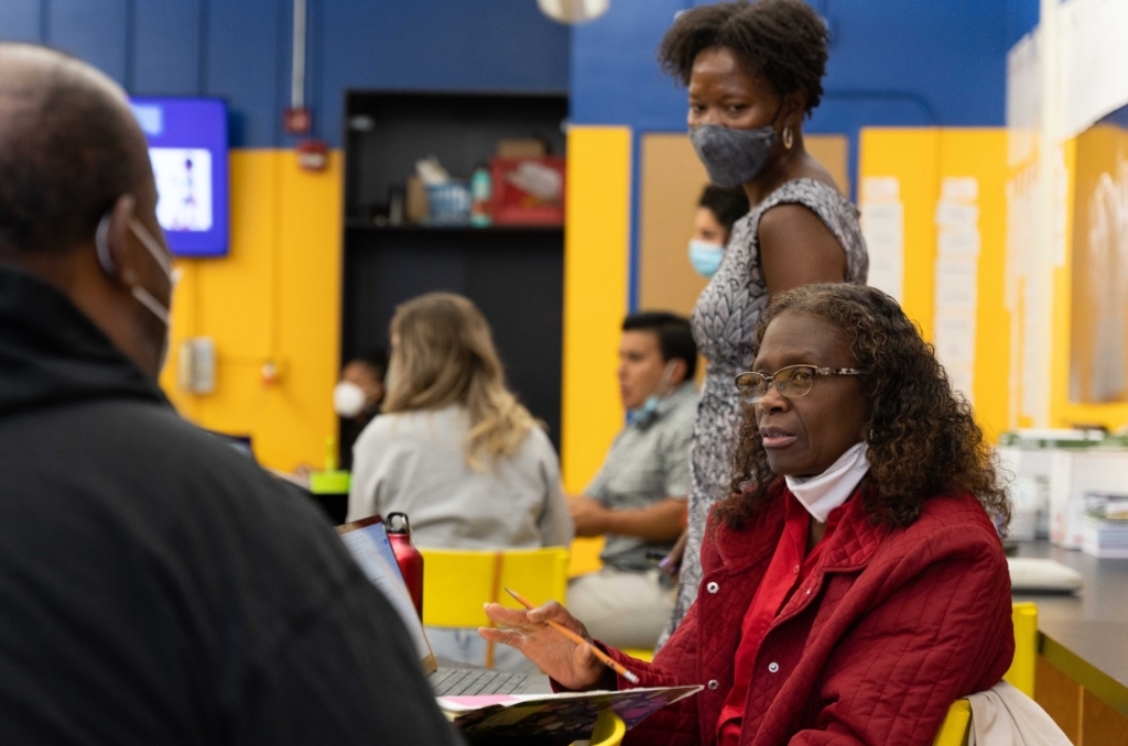 Una educadora negra participa en un taller