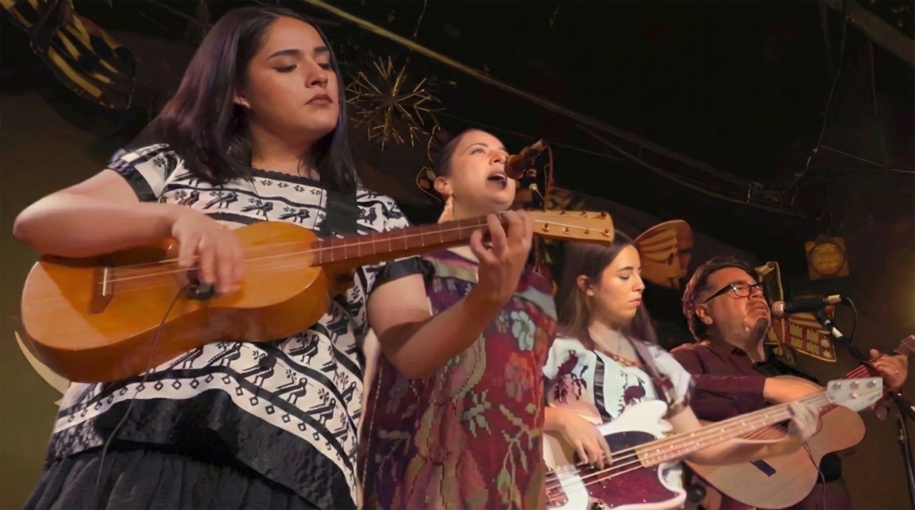 Estudiantes de Los Cenzontles tocando música con sus guitarras