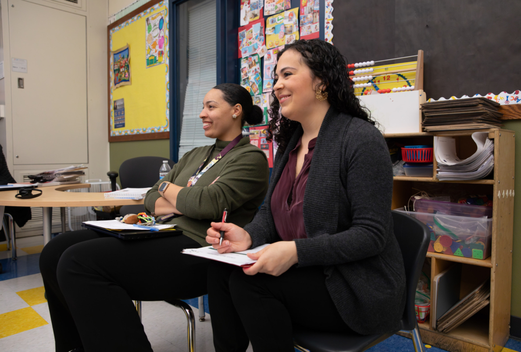 ILCoP y Socios de Instrucción: El movimiento que transforma las aulas del WCCUSD 2 Desiree Bailey colabora con el personal de Instruction Partners