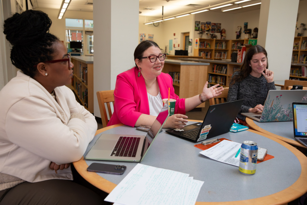 ILCoP y Socios de Instrucción: El movimiento que transforma las aulas del WCCUSD 1 Helene Burks y Brittany Maynard-Gini y personal de Instruction Partners