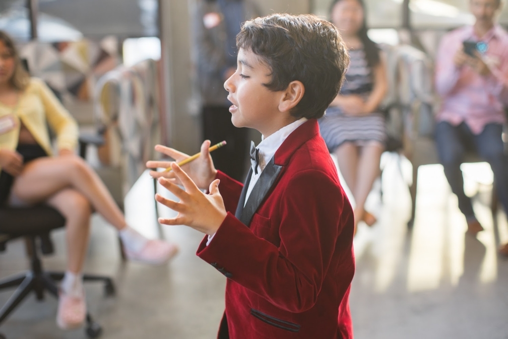 Un estudiante da un discurso en el espacio de ensayo.